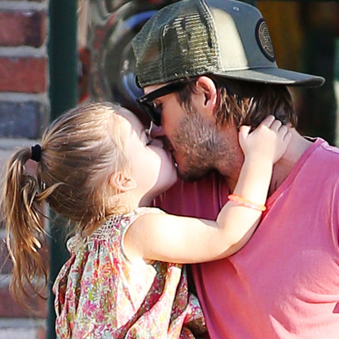 David Beckham Plants One on Harper! - E! Online